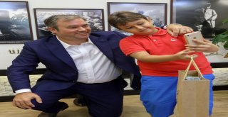 Su Satarak Hayvanlara Mama Alan Miniklere Piriştinadan Destek