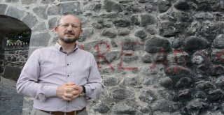 Niksarda Tarihi Kale Surlarına Çirkin Saldırı