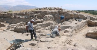 Kınık Höyükte 6 Bin Yıl Öncesine Ait Pers Tapınağı Bulundu