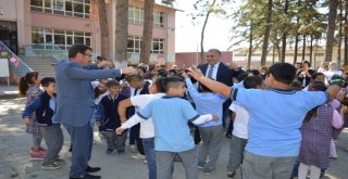 Kaymakam Ve Milli Eğitim Müdürü Öğrencilerle Çiftetelli Oynadı