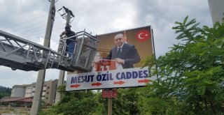 Özilin Alman Milli Takım Formalı Tabelası, Cumhurbaşkanı Erdoğanlı Fotoğrafı İle Değiştirildi