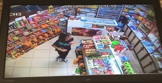 Küçük Kız Market Sahibi Yokken Şeker Aldı Parasını Kameraya Gösterip Bıraktı