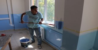 Fedakar Müdür Okulu Tek Başına Boyuyor