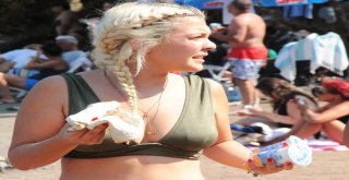 Hayırsever İşadamı Lüks Yatı İle Geldi, Halk Plajında Lahmacun Ayran Dağıttı