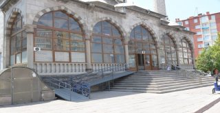 Melikgazi Belediyesi Camilere Engelli Rampası Yapıyor