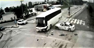 Servis Otobüsü Lüks Otomobile Böyle Çarptı