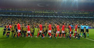 Şampiyonlar Ligi: Fenerbahçe: 0 - Benfica: 0 (Maç Devam Ediyor)