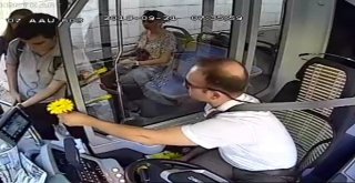 Otobüs Şoföründen Yolculara Şiir Gibi Karşılama