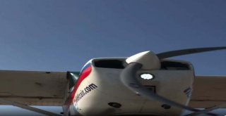 Selamlama Yapan Uçak Gazetecilerin Aracına Çarptı
