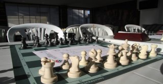 ‘Satranç Kafede Bulunmanın Ek Ücreti Yok, Tek Kural ‘Sessizlik