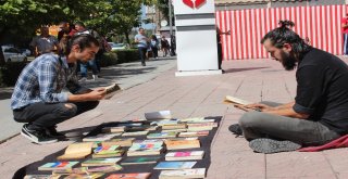 Cadde Kenarında Kitap Sergisi