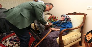 97 Yaşındaki Emine Gürer Belediye Başkanı Seçene Atatürk Şiiri Okudu