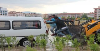 Suda Mahsur Kalan Minibüse İlginç Kurtarma