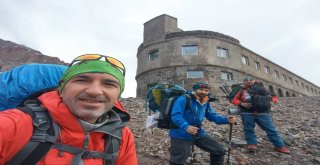 17 Ağustos Anısına Gürcistanın Zirvesine Tırmandılar
