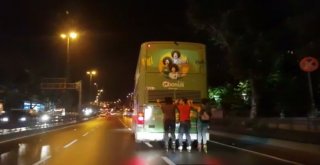 Beyoğlunda Patenli Gençlerin Tehlikeli Yolculuğu Kamerada