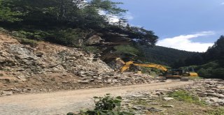 Yol Çalışmasıyla Nedeniyle Uzungöl-Demirkapı Mevkiinde Uzun Kuyruklar Oluştu