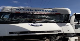 Kontrolden Çıkan Kamyon Direğe Çarptı: 1 Yaralı