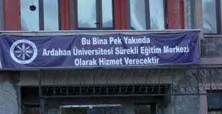 Eski Rektörlük Binasının Tadilatının Uzamasına Tepki