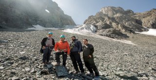 Küresel Isınmaya Dikkat Çekmek İçin 3 Bin Km Yol Yapıp Buzullara Tırmandılar