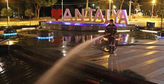 Antalya'da yollar yıkanarak dezenfekte ediliyor