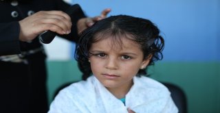 Suriyede Savaşta Annelerini Kaybeden Çocukların Saçlarına İlk Kez Örgü Yapıldı