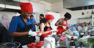 (Özel Haber) Dünyanın Dört Bir Yanından Gelen Öğrenciler Dolma Sardı, Mantı Yaptı