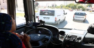 Bu Halk Otobüsünün Muavini Güvercin