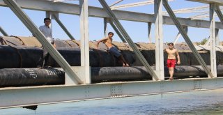 (Özel) Şanlıurfada Sulama Kanalında Gençlerin Tehlikeli Serinliği