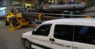İş Makinesi Otoparkın Önüne Çekildi, Araçlar Mahsur Kaldı