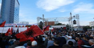 Kosova Cumhurbaşkanı Başkent Priştinede Protesto Edildi