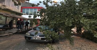 Muradiyede Etkili Olan Yağmur Ve Fırtına Hayatı Olumsuz Etkiledi