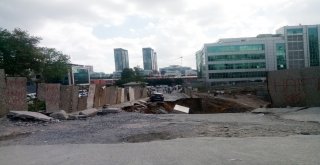 Ümraniyede İstinat Duvarı Çöktü Araçlar İçine Düştü