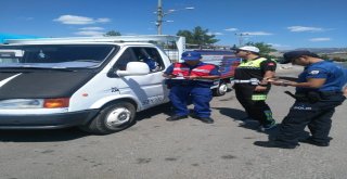 Jandarmadan Sürücülere Çikolata Ve Kolonya