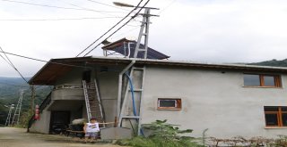 12 Yıldır Kaldırtamadığı Elektrik Direğini Çatının İçerisinden Geçirdi