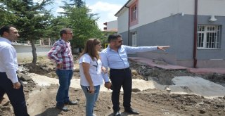 Sivrihisar Belediyesi Hasan Karacalar İlköğretim Okulunun Bahçesini Yenileniyor