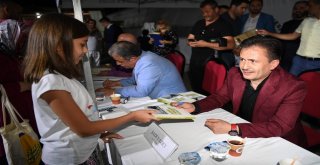 Başkan Yazıcı, Şile Belediyesi 2. Kitap Festivalinde Eserlerini İmzaladı