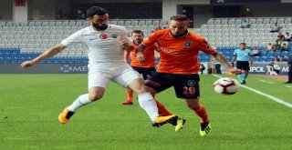 Spor Toto Süper Lig: Başakşehir: 1 - Akhisarspor: 1 (İlk Yarı)