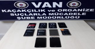 Vanda 10 Adet Kaçak Cep Telefonu Ele Geçirildi