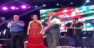 Belediye Başkanından Sanatçılara Taş Çıkartacak Performans