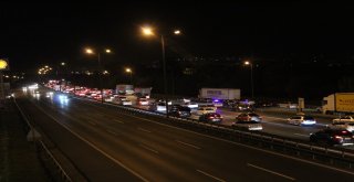 Bayram Tatilcilerinin Dönüşü Temde Uzun Araç Kuyrukları Oluşturdu