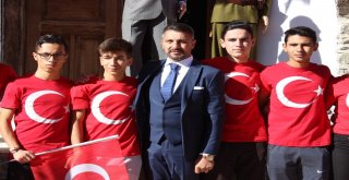 Dünyanın Merkezinda Kurtuluş Sevinci
