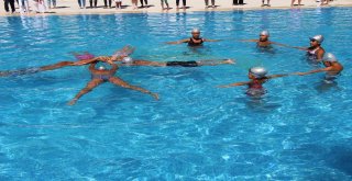 Yaz Okulu Öğrencileri Şenlik Havasında Sertifikalarını Aldı