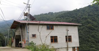 12 Yıldır Kaldırtamadığı Elektrik Direğini Çatının İçerisinden Geçirdi