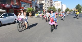 Süslü Kadınlar Pedal Çevirdi