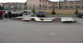 Rüzgarın Uçurduğu Çatı Üç Otomobile Zarar Verdi