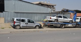 Polisten Kaçan Şüpheli Otomobil Sivil Polis Aracına Ve Direğe Çarpınca Yakalandı