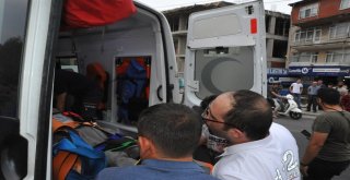 Gözlüğü Ve Şapkası Otomobilin Camına Yapıştı