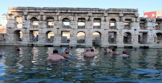 Sanatçılar Yozgatın Tanıtımı İçin Tarihi Roma Hamamında Yüzdü