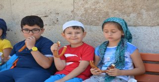 Kuran Kursu Öğrencilerine Simit Ve Ayran