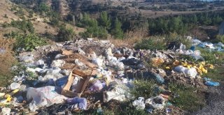 Yol Kenarına Dökülen Çöpler, Çevre Kirliliğine Sebep Oluyor